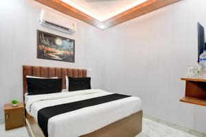 Ένα ή περισσότερα κρεβάτια σε δωμάτιο στο Hotel O HI-WAY Palace