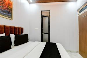 Ένα ή περισσότερα κρεβάτια σε δωμάτιο στο Hotel O HI-WAY Palace