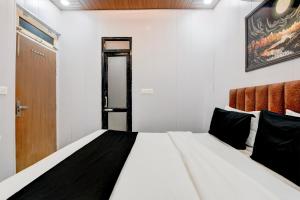 Ένα ή περισσότερα κρεβάτια σε δωμάτιο στο Hotel O HI-WAY Palace