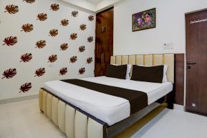 Postel nebo postele na pokoji v ubytování Hotel O Sri