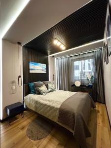 een slaapkamer met een groot bed en een raam bij PORT19 in Wrocław