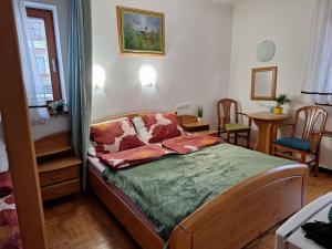 ein Schlafzimmer mit einem Bett, einem Tisch und Stühlen in der Unterkunft Mia's room in Zreče + 19 Fotos