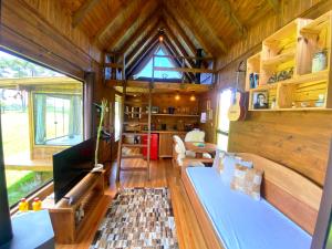 邦雷蒂鲁Chalé Eco das Aves próximo a vinícola Thera的小房子的客厅