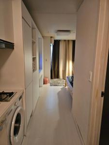 Ένα ή περισσότερα κρεβάτια σε δωμάτιο στο Urban Space Gangnam station