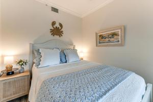 Postel nebo postele na pokoji v ubytování Walk to Marina Placida Condo with Community Perks! + 25 fotografií