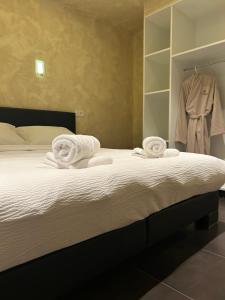 a bedroom with a bed with towels on it at Fiori private wellness en hotel in Lier