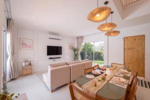 Μια τηλεόραση ή/και κέντρο ψυχαγωγίας στο Private Courtyard Villa