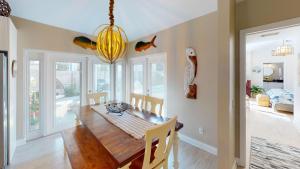 Khu vực ghế ngồi tại Gone Coastal