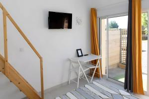 TV a/nebo společenská místnost v ubytování Chambres D'hotes Le Cocon De Lily