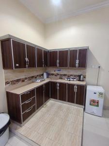 Η κουζίνα ή μικρή κουζίνα στο روعة أجا للشقق المخدومة