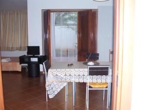 einen Tisch in einem Zimmer mit Tisch und Stühlen in der Unterkunft Casa Fortuna in Il Monte