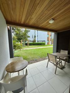 d'une terrasse avec une table, deux chaises et une table. dans l'établissement Iloa Residence, à Barra de São Miguel 24 autres photos