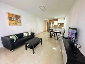 una sala de estar con un sofá y una mesa en La Casita De Santiago, en Playa de Santiago 2 fotos más