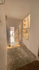 Habitación vacía con puerta y ventana en نُزل الهدا, en Taif