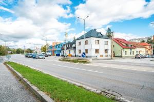 特伦钦B-Home Apartments - Štýlový podkrovný apartmán 74 m2的路边有汽车的街道