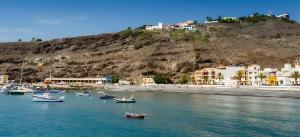 een groep boten in het water naast een strand bij Casa La Canela in Playa de Santiago