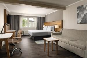 Postel nebo postele na pokoji v ubytování DoubleTree by Hilton Providence Airport Warwick