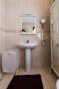 un baño con lavabo y espejo en Casa Nana, en Playa de Santiago 26 fotos más