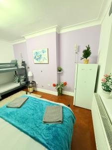 Ένα ή περισσότερα κρεβάτια σε δωμάτιο στο 200m to Wembley Stadium Guest Rooms +35 φωτογραφίες