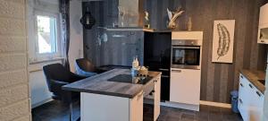 eine Küche mit Theke, Herd und Kühlschrank in der Unterkunft Schneeglöckchen in Marl