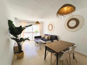 ein Wohnzimmer mit Tisch und Couch in der Unterkunft Marinas Sol - Tu hogar con jardín privado! in Vera + 32 Fotos