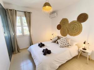 ein Schlafzimmer mit einem weißen Bett und einem Fenster in der Unterkunft Marinas Sol - Tu hogar con jardín privado! in Vera