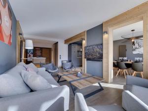 ein Wohnzimmer mit Sofa und Tisch in der Unterkunft Appartement moderne 7 pers. avec babyfoot, buanderie et vue sur le lac - FR-1-641-2 in Tignes
