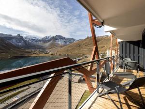 einen Balkon mit einer Bank und Bergblick in der Unterkunft Appartement moderne 7 pers. avec babyfoot, buanderie et vue sur le lac - FR-1-641-2 in Tignes