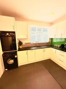 Η κουζίνα ή μικρή κουζίνα στο 200m to Wembley Stadium Guest Rooms