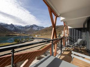 un balcon avec vue sur les montagnes dans l'établissement Appartement moderne au cœur de Tignes, 2 chambres, balcon, WiFi, linge fourni - FR-1-641-3, à Tignes