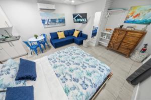 ein Wohnzimmer mit einem blauen Sofa und einem Tisch in der Unterkunft Casa Cordova Apartments By Lowkl in Fort Lauderdale