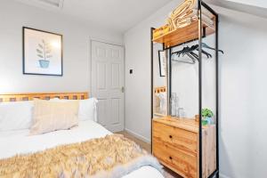 Ένα ή περισσότερα κρεβάτια σε δωμάτιο στο Cosy 3 Bed with Parking