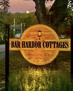 une pancarte indiquant « cafés de Bar Harbor » dans l'établissement Bar Harbor Cottages & Suites, à Bar Harbor