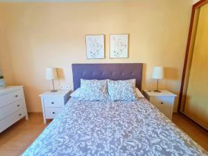 Ένα ή περισσότερα κρεβάτια σε δωμάτιο στο Miramar 5