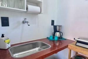 una cocina con fregadero y una batidora en una encimera en Estúdios Sol e Mar, aconchego e charme em Tucuns, en Búzios 24 fotos más