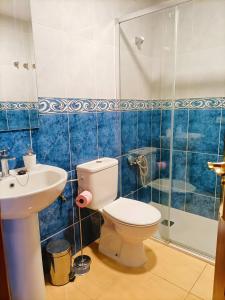 ein Badezimmer mit Toilette, Waschbecken und Dusche in der Unterkunft Miramar 2 in San Sebastián de la Gomera