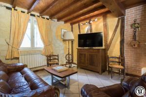 a living room with a couch and a tv at En savanac in Albiac