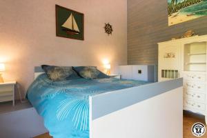 a bedroom with a bed with a blue comforter at En savanac in Albiac