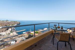 圣地亚哥海滩Casa Los Mangos的带桌子的阳台，可欣赏海景