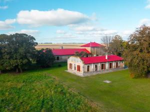 Το κτήριο όπου στεγάζεται  η παραθεριστική κατοικία