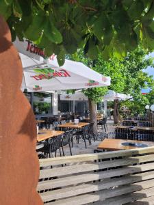 una fila de mesas y sillas con sombrillas en Hotel Scholz, en Aalen