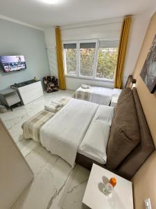 une chambre avec un grand lit et un canapé dans l'établissement Desire guest House, à Pise 63 autres photos