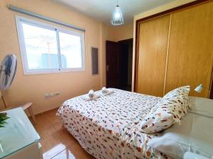 ein Schlafzimmer mit einem Bett mit zwei Handtüchern darauf in der Unterkunft Miramar 1 in San Sebastián de la Gomera