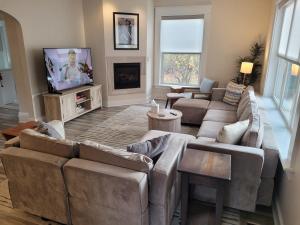 Μια τηλεόραση ή/και κέντρο ψυχαγωγίας στο The Sundowner - Gorgeous & Great Location!