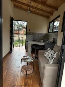 ein Wohnzimmer mit Sofa und Tisch in der Unterkunft Luz de Altura in Valle de Bravo