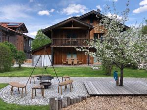 a swing in a yard in front of a house at Ferienwohnungen Evi Huber in Oberammergau