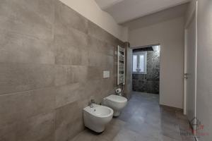 ein Bad mit einem WC und einem Bidet in der Unterkunft Alta Via 2 - Free Parking - Sea 20 min - A-C in Altare + 18 Fotos