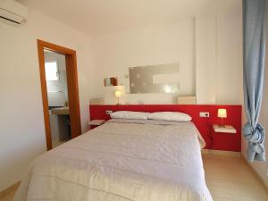 ein Schlafzimmer mit einem großen Bett mit rotem Kopfteil in der Unterkunft TRAMUNTANA - Casa amplia, moderna y muy bien equipada, situada en la zona de Grifeu - ES-228-144 in Llança