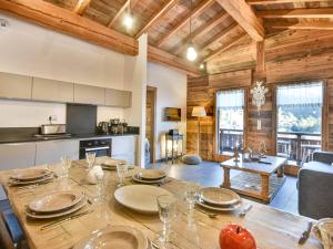 Кухня или мини-кухня в Chalet T4 aux Gets - 8 pers, Vue Panoramique - FR-1-685-90
