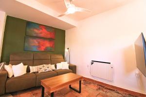 TV a/nebo společenská místnost v ubytování El Castañero Only Adults